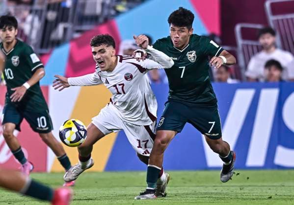 Qatar v Bolivia: Group A - FIFA U-17 World Cup Qatar 2025 Yazan Mohamed (L) of Qatar and Alejandro Camacho of Bolivia in action during the FIFA U-17 World Cup Qatar 2025 Group A match between Qatar and Bolivia in Doha, Qatar, on November 9, 2025. DOHA Qatar Copyright: xNOUSHADxTHEKKAYILx