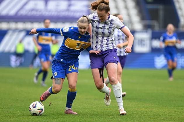 RECORD DATE NOT STATED Laura Pucks (15; SGS Essen) im Zweikampf mit Isabella Jaron (24; FC Carl Zeiss Jena) um den Ball Zweikampf um Ball Copyright: xSpeedshotx