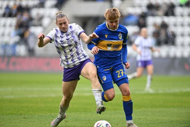 RECORD DATE NOT STATED Gwen Mummert (27; FC Carl Zeiss Jena) im Zweikampf mit Ramona Maier (9; SGS Essen) um den Ball Zweikampf um Ball Copyright: xSpeedshotx