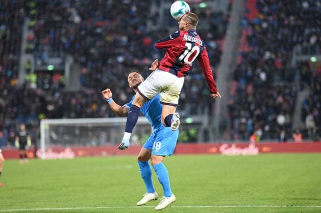 CALCIO - Serie A - Bologna FC vs SSC Napoli Federico Bernardeschi (Bologna Fc) in action hindered by Lobotka Stanislav (SSc napoli) during Bologna FC vs SSC Napoli, Italian soccer Serie A match in Bologna, Italy, November 09 2025 Bologna Italy  Copyright: xIPAxSport ABACAx