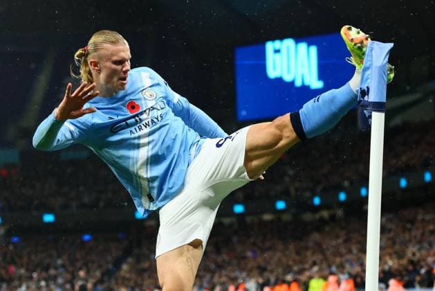 Erling Haaland of Manchester City scores to make it 1-0 and celebrates Manchester City v Liverpool, Premier League, Football, Etihad Stadium, Manchester, UK - 09 Nov 2025Manchester Etihad Stadium United Kingdom EDITORIAL USE ONLY No use with unauthorised audio, video, data, fixture lists, club league logos or live services. Online in-match use limited to 120 images, no video emulation. No use in betting, games or single club league player publications. Copyright: xPaulxCurrie Shutterstockx 15702266fa