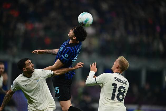FC Internazionale v SS Lazio - Serie A Alessandro Bastoni of Inter Milan plays during the Serie A match between Inter Milan and SS Lazio at San Siro Stadium in Milan, Italy, on November 9, 2025 Milan Lombardy Italy  Copyright: xAndreaxDiodatox originalFilename:diodato-intermil251109_npWpq.jpg