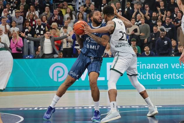 v. li. im Zweikampf, Marcus Werthers (MLP Academics Heidelberg, 00), Urald King (Vet-Concept Gladiators Trier, 20). GER, MLP Academics Heidelberg vs. Vet-Concept Gladiators Trier, Basketball, easycredit Basketball Bundesliga, 7.Spieltag, Saison, 2025 2026, 09.11.2025 GER, MLP Academics Heidelberg vs. Vet-Concept Gladiators Trier, Basketball, easycredit Basketball Bundesliga, 7.Spieltag, Saison, 2025 2026, 09.11.2025 Heidelberg Copyright: xEibner-Pressefoto JoergxHirschx EP_JHH