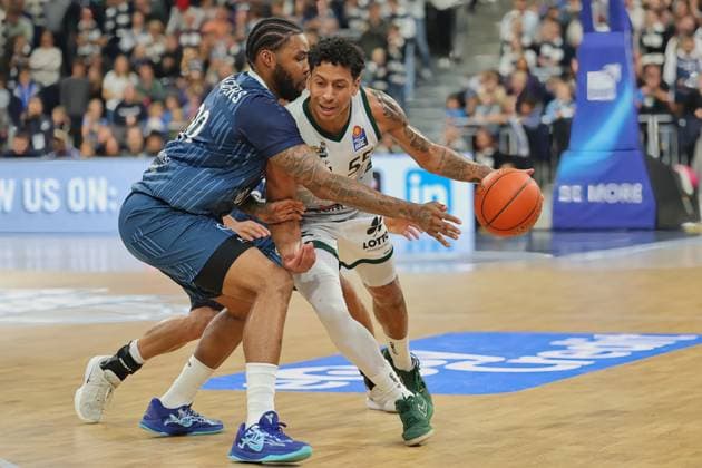 v. li. im Zweikampf, Marcus Werthers (MLP Academics Heidelberg, 00), Eli Brooks (Vet-Concept Gladiators Trier, 55). GER, MLP Academics Heidelberg vs. Vet-Concept Gladiators Trier, Basketball, easycredit Basketball Bundesliga, 7.Spieltag, Saison, 2025 2026, 09.11.2025 GER, MLP Academics Heidelberg vs. Vet-Concept Gladiators Trier, Basketball, easycredit Basketball Bundesliga, 7.Spieltag, Saison, 2025 2026, 09.11.2025 Heidelberg Copyright: xEibner-Pressefoto JoergxHirschx EP_JHH