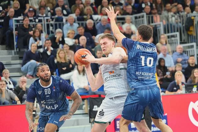 v. li. im Zweikampf, Marten Linßen (Vet-Concept Gladiators Trier, 12), Samuell Williamson (MLP Academics Heidelberg, 10). GER, MLP Academics Heidelberg vs. Vet-Concept Gladiators Trier, Basketball, easycredit Basketball Bundesliga, 7.Spieltag, Saison, 2025 2026, 09.11.2025 GER, MLP Academics Heidelberg vs. Vet-Concept Gladiators Trier, Basketball, easycredit Basketball Bundesliga, 7.Spieltag, Saison, 2025 2026, 09.11.2025 Heidelberg Copyright: xEibner-Pressefoto JoergxHirschx EP_JHH