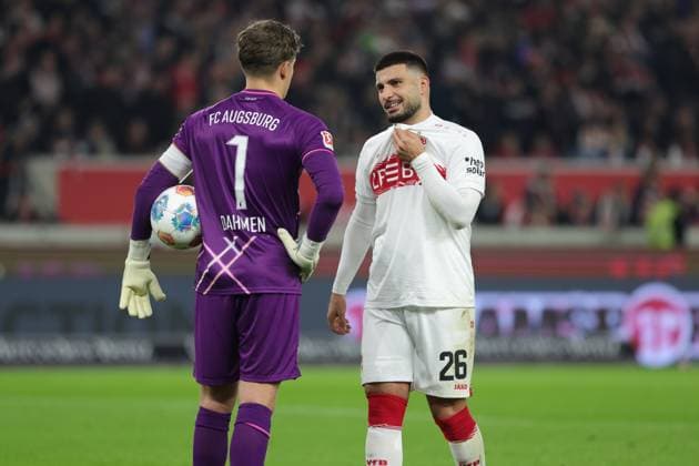 Stuttgart , Bundesliga Fußball VfB Stuttgart vs. FC Augsburg , v.l. Finn Dahmen (Augsburg) Deniz Undav (VfB) Gemäß den Vorgaben der DFL Deutschen Fußball Liga ist es untersagt, in dem Stadion und oder vom Spiel angefertigte Fotoaufnahmen in Form von Sequenzbildern und oder videoähnlichen Fotostrecken zu verwerten bzw. verwerten zu lassen.