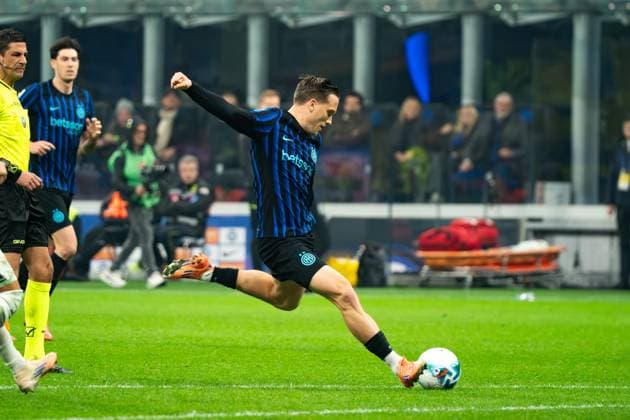 FC Internazionale v SS Lazio - Serie A Piotr Zielinski (FC Inter) participates in the Italian championship Serie A football match between FC Internazionale and SS Lazio at Giuseppe Meazza stadium in Milan, Italy, on November 9, 2025. Milan Italy Italy  Copyright: xLucaxRossinix originalFilename:rossini-fcintern251109_npbsq.jpg