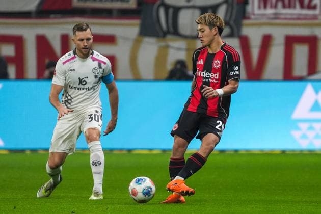 Ritsu Doan (Eintracht Frankfurt, 20) gegen Silvan Widmer (1. FSV Mainz 05, 30) - Frankfurt 09.11.2025: Eintracht Frankfurt vs. 1. FSV Mainz 05, Deutsche Bank Park, 10. Spieltag Bundesliga