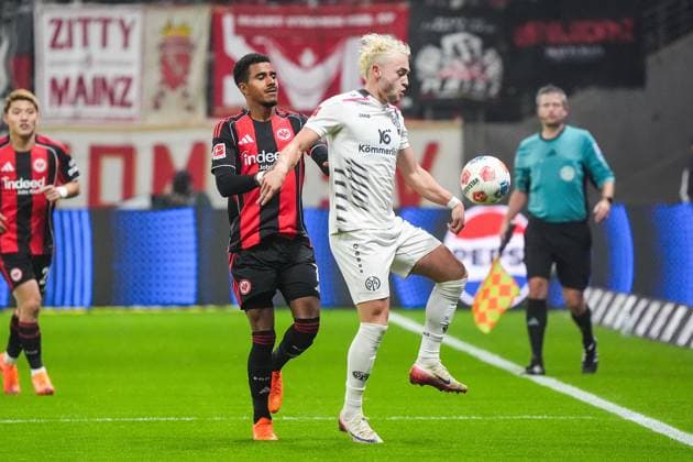 Ansgar Knauff (Eintracht Frankfurt, 07) gegen Benedict Hollerbach (1. FSV Mainz 05, 17) - Frankfurt 09.11.2025: Eintracht Frankfurt vs. 1. FSV Mainz 05, Deutsche Bank Park, 10. Spieltag Bundesliga