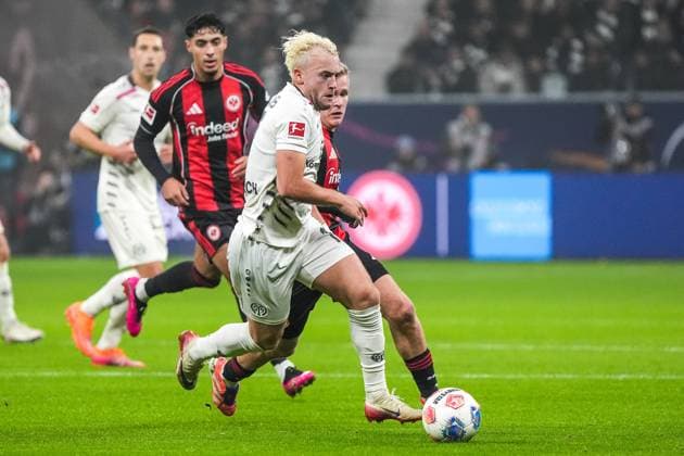 Jonathan Burkhardt (Eintracht Frankfurt, 09) mit seinem Nachfolger bei den Mainzern Benedict Hollerbach (1. FSV Mainz 05, 17) - Frankfurt 09.11.2025: Eintracht Frankfurt vs. 1. FSV Mainz 05, Deutsche Bank Park, 10. Spieltag Bundesliga