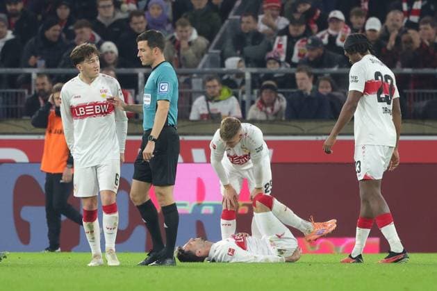 Stuttgart , Bundesliga Fußball VfB Stuttgart vs. FC Augsburg , Atakan Karazor (VfB) liegt verletzt am Boden Gemäß den Vorgaben der DFL Deutschen Fußball Liga ist es untersagt, in dem Stadion und oder vom Spiel angefertigte Fotoaufnahmen in Form von Sequenzbildern und oder videoähnlichen Fotostrecken zu verwerten bzw. verwerten zu lassen.
