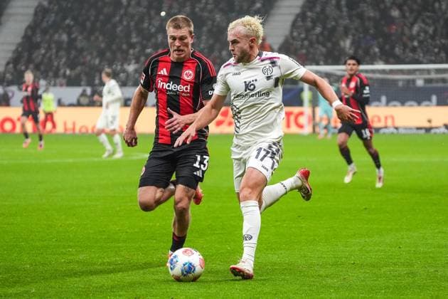 Zweikampf Rasmus Kristensen (Eintracht Frankfurt, 13) gegen Benedict Hollerbach (1. FSV Mainz 05, 17) - Frankfurt 09.11.2025: Eintracht Frankfurt vs. 1. FSV Mainz 05, Deutsche Bank Park, 10. Spieltag Bundesliga