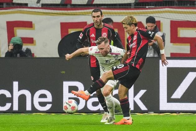 Ritsu Doan (Eintracht Frankfurt, 20) gegen Silvan Widmer (1. FSV Mainz 05, 30) - Frankfurt 09.11.2025: Eintracht Frankfurt vs. 1. FSV Mainz 05, Deutsche Bank Park, 10. Spieltag Bundesliga