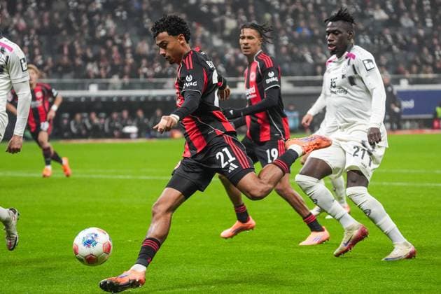 Nathaniel Brown (Eintracht Frankfurt, 21) zieht ab - Frankfurt 09.11.2025: Eintracht Frankfurt vs. 1. FSV Mainz 05, Deutsche Bank Park, 10. Spieltag Bundesliga