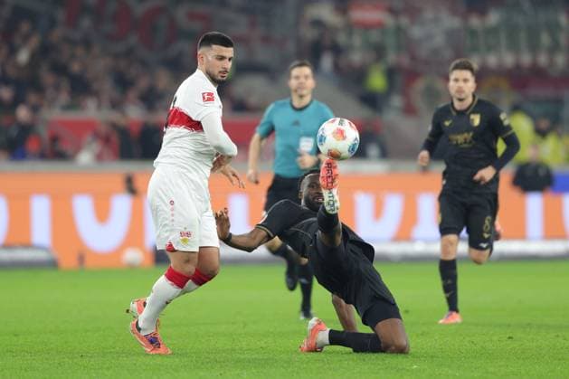 Stuttgart , Bundesliga Fußball VfB Stuttgart vs. FC Augsburg , v.l. Deniz Undav (VfB) Chrislain Matsima (Augsburg) Gemäß den Vorgaben der DFL Deutschen Fußball Liga ist es untersagt, in dem Stadion und oder vom Spiel angefertigte Fotoaufnahmen in Form von Sequenzbildern und oder videoähnlichen Fotostrecken zu verwerten bzw. verwerten zu lassen.