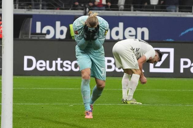 Frust bei Torwart Robin Zentner (1. FSV Mainz 05, 27) nach dem Gegentor zum 1:0 von Ritsu Doan (Eintracht Frankfurt, 20) - Frankfurt 09.11.2025: Eintracht Frankfurt vs. 1. FSV Mainz 05, Deutsche Bank Park, 10. Spieltag Bundesliga