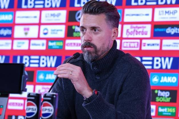 Chef-Trainer Sandro Wagner (FC Augsburg) auf der Pressekonferenz, VfB Stuttgart vs. FC Augsburg, Fussball, Maenner, DFL, Bundesliga, Saison 2025 2026, MHP Arena, 10. Spieltag, 09.11.2025 Stuttgart Baden-Wuerttemberg Deutschland