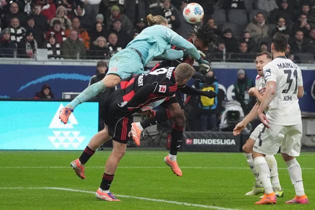 Torwart Robin Zentner (1. FSV Mainz 05, 27) klärt gegen Jonathan Burkardt (Eintracht Frankfurt, 09), Elye Wahi (Eintracht Frankfurt, 17) - Frankfurt 09.11.2025: Eintracht Frankfurt vs. 1. FSV Mainz 05, Deutsche Bank Park, 10. Spieltag Bundesliga
