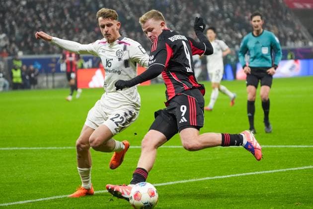 Jonathan Burkardt (Eintracht Frankfurt, 09) gegen Nikolas Veratschnig (1. FSV Mainz 05, 22) - Frankfurt 09.11.2025: Eintracht Frankfurt vs. 1. FSV Mainz 05, Deutsche Bank Park, 10. Spieltag Bundesliga