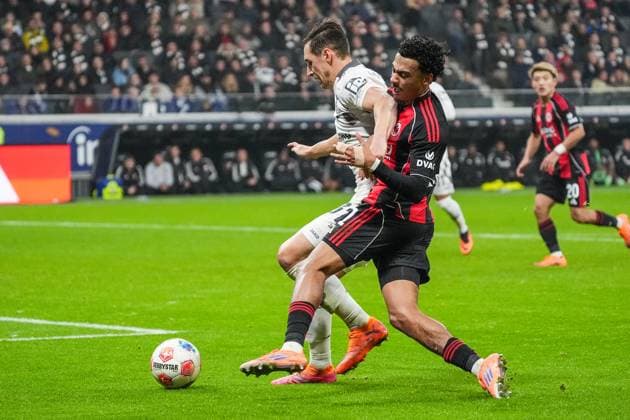Dominik Kohr (1. FSV Mainz 05, 31) schlägt Nathaniel Brown (Eintracht Frankfurt, 21) den Arm ins Gesicht - Frankfurt 09.11.2025: Eintracht Frankfurt vs. 1. FSV Mainz 05, Deutsche Bank Park, 10. Spieltag Bundesliga