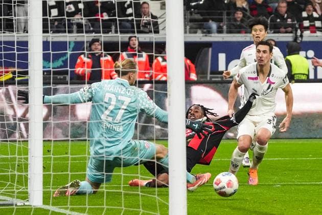 Dominik Kohr (1. FSV Mainz 05, 31) hält Elye Wahi (Eintracht Frankfurt, 17), aber es gibt keinen Elfmeter - Frankfurt 09.11.2025: Eintracht Frankfurt vs. 1. FSV Mainz 05, Deutsche Bank Park, 10. Spieltag Bundesliga