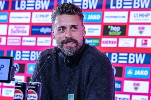 Chef-Trainer Sandro Wagner (FC Augsburg) auf der Pressekonferenz, VfB Stuttgart vs. FC Augsburg, Fussball, Maenner, DFL, Bundesliga, Saison 2025 2026, MHP Arena, 10. Spieltag, 09.11.2025 Stuttgart Baden-Wuerttemberg Deutschland *** Head coach Sandro Wagner FC Augsburg at the press conference, VfB Stuttgart vs FC Augsburg, Football, Men, DFL, Bundesliga, Season 2025 2026, MHP Arena, Matchday 10, 09 11 2025 Stuttgart Baden Wuerttemberg Germany Copyright: xkolbert-press MartinxAgüerax