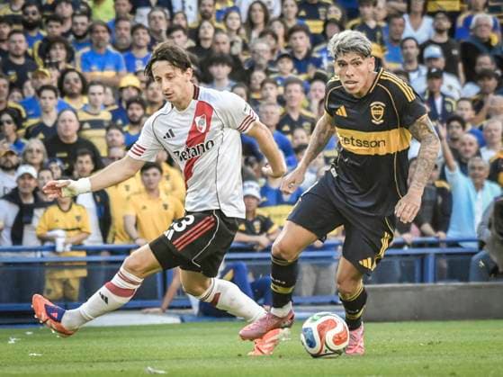 Boca Juniors v River Plate - Torneo Apertura Betano 2025 In Buenos Aires, Argentina, on November 9, 2025, Matias Galarza Fonda (left) and Carlos Palacios (right) fight for the ball in the match between Boca Juniors and River Plate. In a new edition of the Superclasico of Argentine football, Boca Juniors beats River Plate 2-0 and qualifies for the next Copa Conmebol Libertadores 2026 at Alberto J Armando, La Bombonera Stadium. Buenos Aires Argentina  Copyright: xFacundoxMoralesx originalFilename:morales-bocajuni251109_npH0m.jpg