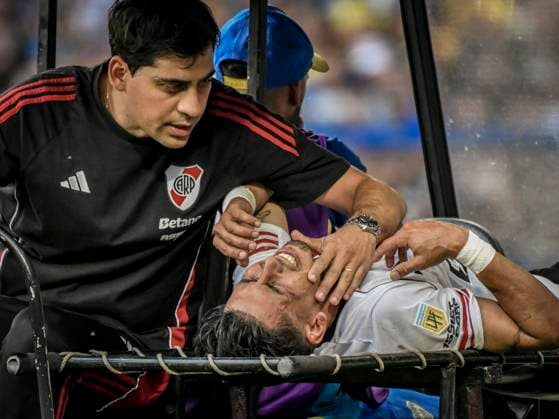 Boca Juniors v River Plate - Torneo Apertura Betano 2025 Maximiliano Meza leaves the field in regret after injuring his left knee in the match between Boca Juniors and River Plate in Buenos Aires, Argentina, on November 9, 2025. In a new edition of the Superclasico of Argentine football, Boca Juniors beats River Plate 2-0 and qualifies for the next Copa Conmebol Libertadores 2026 at Alberto J Armando, La Bombonera Stadium. Buenos Aires Argentina  Copyright: xFacundoxMoralesx originalFilename:morales-bocajuni251109_nptFF.jpg