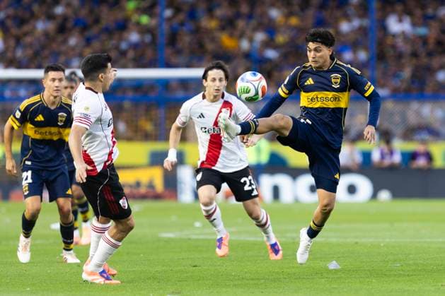 Boca Juniors v River Plate - Torneo Apertura Betano 2025 Exequiel Zeballos of Boca Juniors is in action during a match between Boca Juniors and River Plate as part of the Torneo Clausura 2025 at La Bombonera stadium in Buenos Aires, Argentina, on November 9, 2025. Buenos Aires Argentina  Copyright: xMatiasxBagliettox originalFilename:baglietto-notitle251109_npbBe.jpg