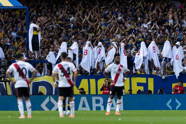 Boca Juniors v River Plate - Torneo Apertura Betano 2025 Boca Juniors fans cheer on their team during a match between Boca Juniors and River Plate as part of the 2025 Clausura Tournament at La Bombonera stadium in Buenos Aires, Argentina, on November 9, 2025. Buenos Aires Argentina  Copyright: xMatiasxBagliettox originalFilename:baglietto-notitle251109_npmB9.jpg