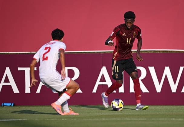 Fussball, Junioren U 17 WM 2025 Vorrunde 09.11.2025 Gruppe D Belgien - Tunesien Jesse Bisiwu (re, Belgien) gegen Ayoub Grira (li, Tunesien)