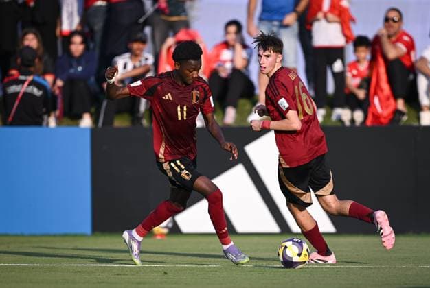 Fussball, Junioren U 17 WM 2025 Vorrunde 09.11.2025 Gruppe D Belgien - Tunesien Jesse Bisiwu (li, Belgien) und Axl Wins (re, Belgien)
