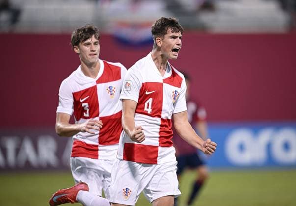 Fussball, Junioren U 17 WM 2025 in Doha Katar Vorrunde 09.11.2025 Gruppe C Kroatien - Costa Rica JUBEL Kroatien; Torschuetze zum 2-0 Raul Kumar (re) und Leon Jakirovic (li)