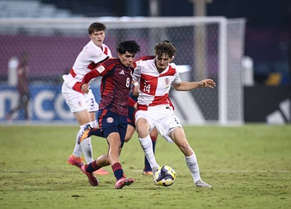 Fussball, Junioren U 17 WM 2025 in Doha Katar Vorrunde 09.11.2025 Gruppe C Kroatien - Costa Rica Duje Sliskovic (Kroatien Union Berlin) gegen Adrie PEREZ (li, Costa Rica)