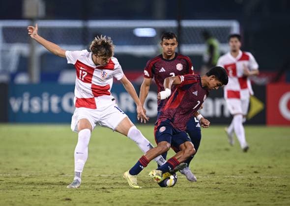 Fussball, Junioren U 17 WM 2025 in Doha Katar Vorrunde 09.11.2025 Gruppe C Kroatien - Costa Rica Andrija Burcar (li, Kroatien) gegen Isaac BADILLA (li, Costa Rica)