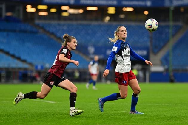 Fußball I Frauen I Saison 2025-2026 I Bundesliga I 10. Spieltag I Hamburger SV - 1. FC Nürnberg I 09.11.2025 Nastassja Lein (24, 1. FC Nürnberg) Nina Räcke (39, Hamburger SV) Hamburg Volkspark, Volksparkstadion, Stadion, Volkspark-Stadion Hamburg Deutschland Copyright: xLobeca FelixxSchlikisx