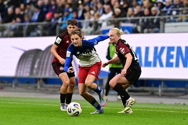 Fußball I Frauen I Saison 2025-2026 I Bundesliga I 10. Spieltag I Hamburger SV - 1. FC Nürnberg I 09.11.2025 Aneta Polaskova (26, 1. FC Nürnberg) Lotta Wrede (32, Hamburger SV) Aleigh Gambone (16, 1. FC Nürnberg) Hamburg Volkspark, Volksparkstadion, Stadion, Volkspark-Stadion Hamburg Deutschland Copyright: xLobeca FelixxSchlikisx