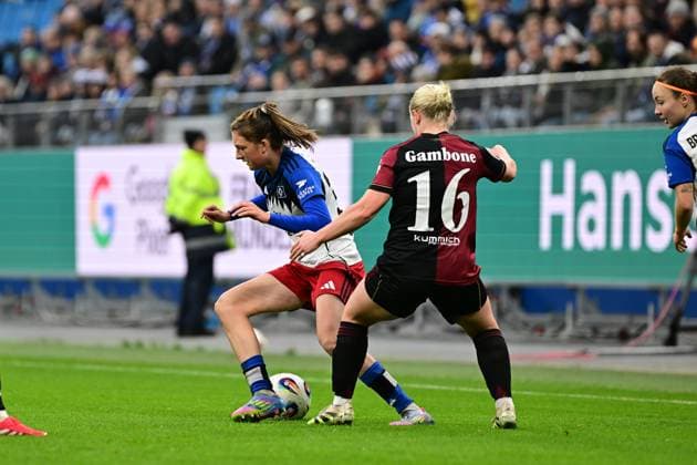 Fußball I Frauen I Saison 2025-2026 I Bundesliga I 10. Spieltag I Hamburger SV - 1. FC Nürnberg I 09.11.2025 Lotta Wrede (32, Hamburger SV) Aleigh Gambone (16, 1. FC Nürnberg) Hamburg Volkspark, Volksparkstadion, Stadion, Volkspark-Stadion Hamburg Deutschland Copyright: xLobeca FelixxSchlikisx