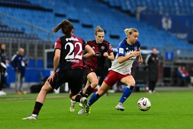 Fußball I Frauen I Saison 2025-2026 I Bundesliga I 10. Spieltag I Hamburger SV - 1. FC Nürnberg I 09.11.2025 Julia Pollak (22, 1. FC Nürnberg) Sophie Hillebrand (22, Hamburger SV) Hamburg Volkspark, Volksparkstadion, Stadion, Volkspark-Stadion Hamburg Deutschland Copyright: xLobeca FelixxSchlikisx