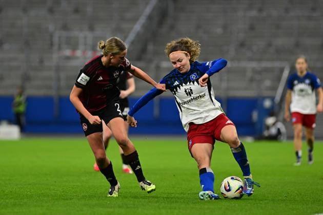 Fußball I Frauen I Saison 2025-2026 I Bundesliga I 10. Spieltag I Hamburger SV - 1. FC Nürnberg I 09.11.2025 Klara Svensson Senelius (2, 1. FC Nürnberg) Melanie Brunnthaler (11, Hamburger SV) Hamburg Volkspark, Volksparkstadion, Stadion, Volkspark-Stadion Hamburg Deutschland Copyright: xLobeca FelixxSchlikisx