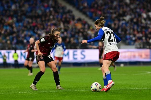 Fußball I Frauen I Saison 2025-2026 I Bundesliga I 10. Spieltag I Hamburger SV - 1. FC Nürnberg I 09.11.2025 Sanja Homann (19, 1. FC Nürnberg) Maria Mikolajova (27, Hamburger SV) Hamburg Volkspark, Volksparkstadion, Stadion, Volkspark-Stadion Hamburg Deutschland Copyright: xLobeca FelixxSchlikisx