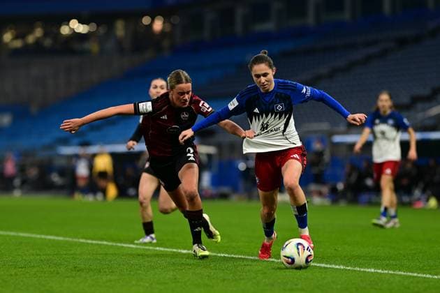 Fußball I Frauen I Saison 2025-2026 I Bundesliga I 10. Spieltag I Hamburger SV - 1. FC Nürnberg I 09.11.2025 Klara Svensson Senelius (2, 1. FC Nürnberg) Maria Mikolajova (27, Hamburger SV) Hamburg Volkspark, Volksparkstadion, Stadion, Volkspark-Stadion Hamburg Deutschland Copyright: xLobeca FelixxSchlikisx