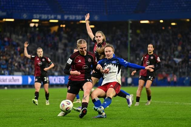 Fußball I Frauen I Saison 2025-2026 I Bundesliga I 10. Spieltag I Hamburger SV - 1. FC Nürnberg I 09.11.2025 Oliwia Wos (15, 1. FC Nürnberg) Melanie Brunnthaler (11, Hamburger SV) Hamburg Volkspark, Volksparkstadion, Stadion, Volkspark-Stadion Hamburg Deutschland Copyright: xLobeca FelixxSchlikisx