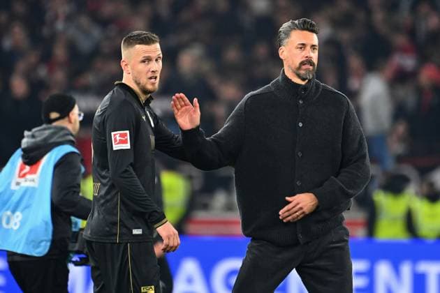 Jeffrey GOUWELEEUW (Augsburg), Sandro WAGNER (Trainer FC Augsburg) nach Spielende, Fussball 1. Bundesliga Saison 2025 2026, 10.Spieltag, Spieltag10 VfB Stuttgart - FC Augsburg 3-2 am 09.11.2025 MHP ARENA.
