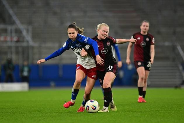 Fußball I Frauen I Saison 2025-2026 I Bundesliga I 10. Spieltag I Hamburger SV - 1. FC Nürnberg I 09.11.2025 Maria Mikolajova (27, Hamburger SV) Aleigh Gambone (16, 1. FC Nürnberg) Hamburg Volkspark, Volksparkstadion, Stadion, Volkspark-Stadion Hamburg Deutschland Copyright: xLobeca FelixxSchlikisx