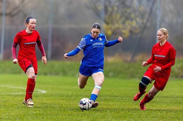 09.11.2025, GER, Fussball, Frauen, Saison 2025 2026, Landespokal, TSV Sundhausen 1869 - FC Carl Zeiss Jena U20-Juniorinnen Im Landespokal der Frauen gewannen die FC Carl Zeiss Jena U20-Juniorinnen ihr Auswärtsspiel beim TSV Sundhausen 1869 mit 0:7. 99867 Gotha OT Sundhausen Rasenplatz Sportplatz Truegleb Thüringen Deutschland