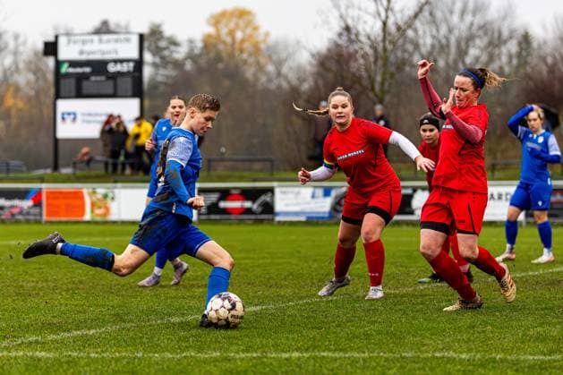 09.11.2025, GER, Fussball, Frauen, Saison 2025 2026, Landespokal, TSV Sundhausen 1869 - FC Carl Zeiss Jena U20-Juniorinnen Im Landespokal der Frauen gewannen die FC Carl Zeiss Jena U20-Juniorinnen ihr Auswärtsspiel beim TSV Sundhausen 1869 mit 0:7. 99867 Gotha OT Sundhausen Rasenplatz Sportplatz Truegleb Thüringen Deutschland