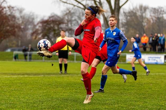 09.11.2025, GER, Fussball, Frauen, Saison 2025 2026, Landespokal, TSV Sundhausen 1869 - FC Carl Zeiss Jena U20-Juniorinnen Im Landespokal der Frauen gewannen die FC Carl Zeiss Jena U20-Juniorinnen ihr Auswärtsspiel beim TSV Sundhausen 1869 mit 0:7. 99867 Gotha OT Sundhausen Rasenplatz Sportplatz Truegleb Thüringen Deutschland