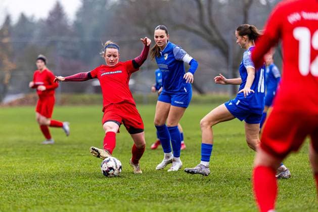 09.11.2025, GER, Fussball, Frauen, Saison 2025 2026, Landespokal, TSV Sundhausen 1869 - FC Carl Zeiss Jena U20-Juniorinnen Im Landespokal der Frauen gewannen die FC Carl Zeiss Jena U20-Juniorinnen ihr Auswärtsspiel beim TSV Sundhausen 1869 mit 0:7. 99867 Gotha OT Sundhausen Rasenplatz Sportplatz Truegleb Thüringen Deutschland