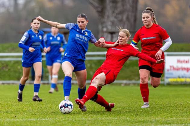 09.11.2025, GER, Fussball, Frauen, Saison 2025 2026, Landespokal, TSV Sundhausen 1869 - FC Carl Zeiss Jena U20-Juniorinnen Im Landespokal der Frauen gewannen die FC Carl Zeiss Jena U20-Juniorinnen ihr Auswärtsspiel beim TSV Sundhausen 1869 mit 0:7. 99867 Gotha OT Sundhausen Rasenplatz Sportplatz Truegleb Thüringen Deutschland